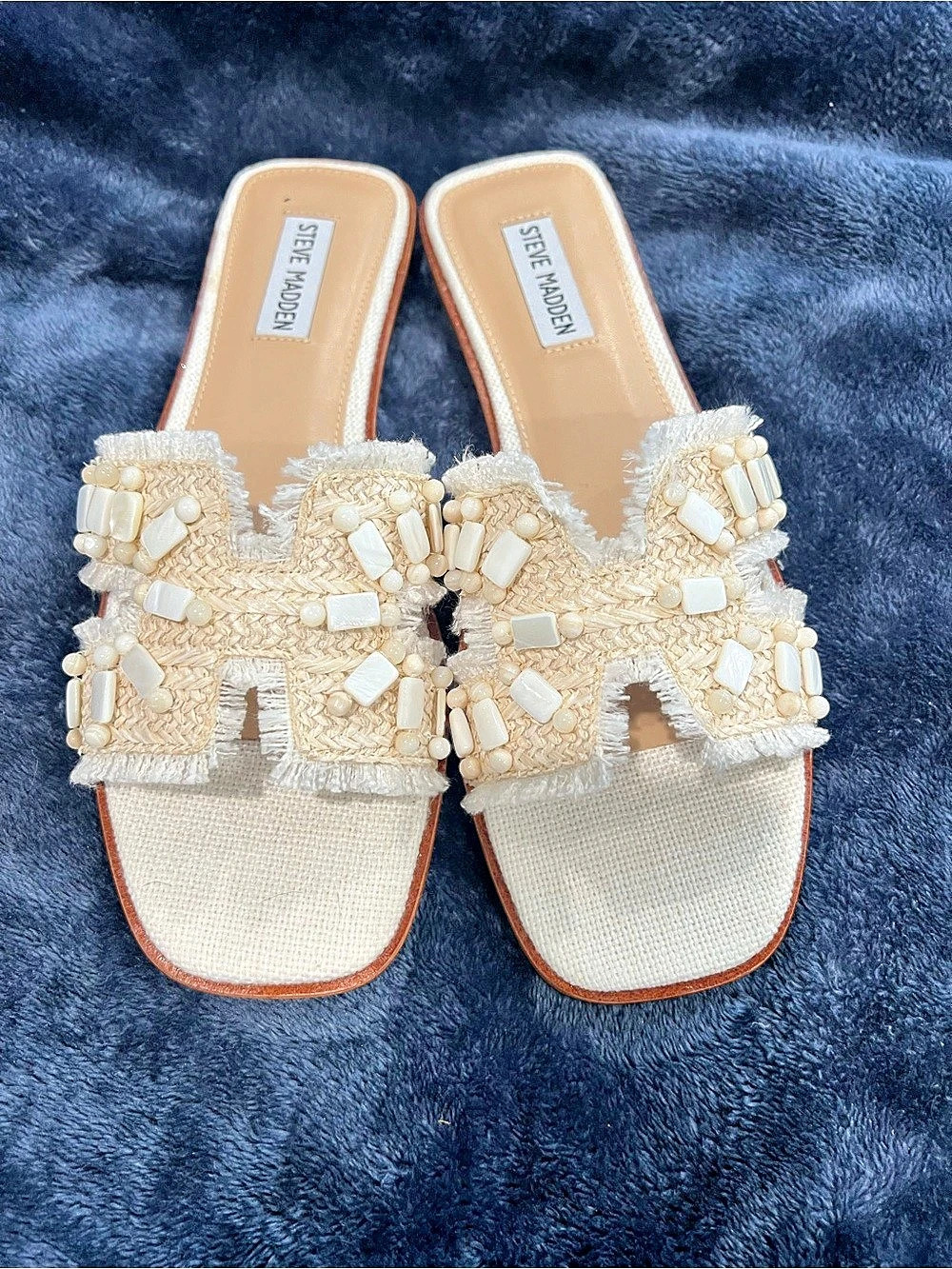 Steve Madden Hadyn Shell Sandal Embellished Slide Sandals in White & Cream. NWOT